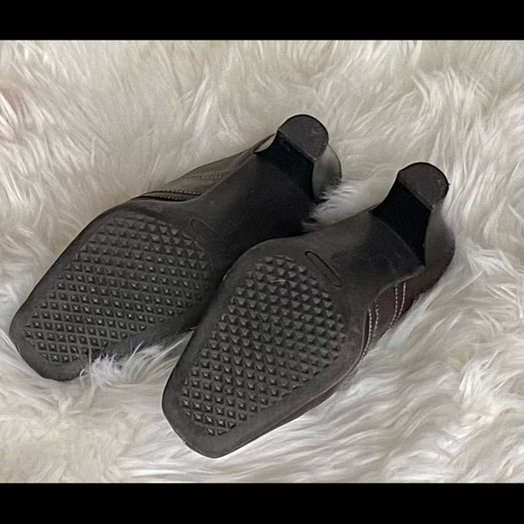 Brown Closed Toed Heels - Picture 5 of 6